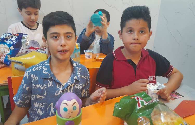 توزیع میان وعده بستنی برای تمامی کلاس ها 19