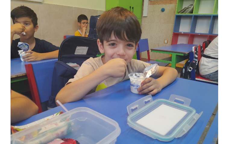 توزیع میان وعده بستنی برای تمامی کلاس ها 2