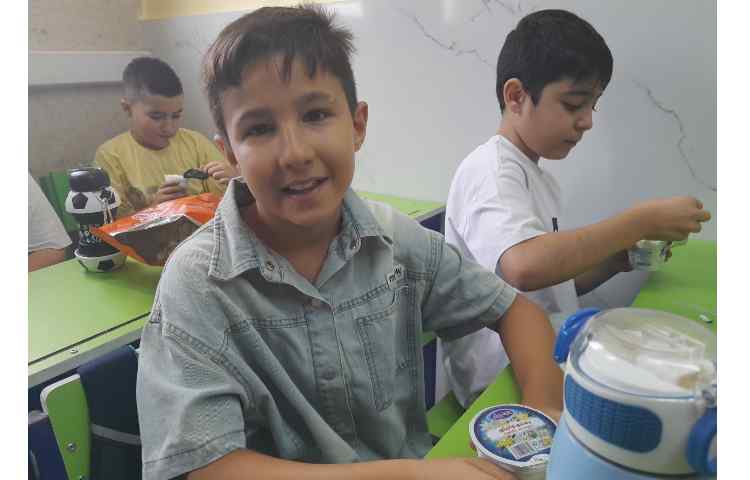 توزیع میان وعده بستنی برای تمامی کلاس ها 20