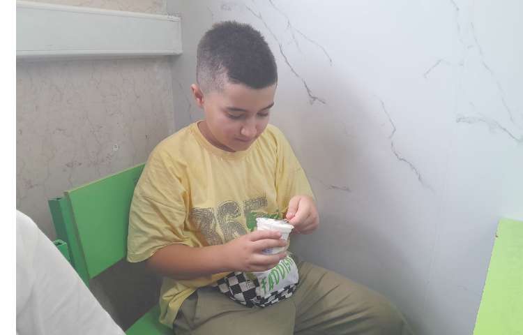 توزیع میان وعده بستنی برای تمامی کلاس ها 21