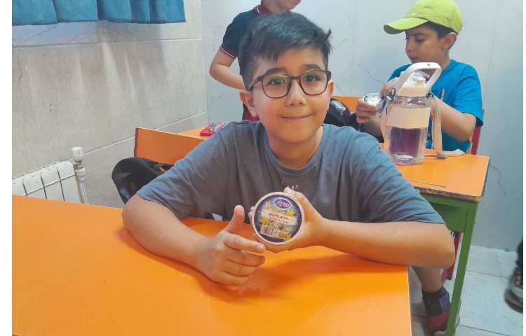 توزیع میان وعده بستنی برای تمامی کلاس ها 22