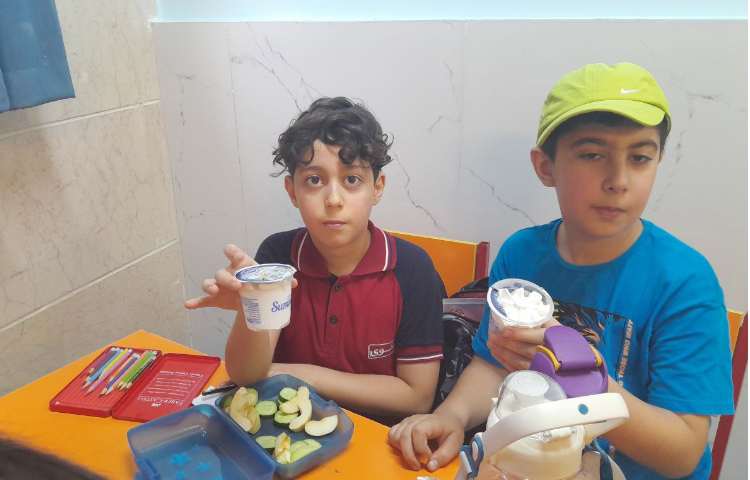 توزیع میان وعده بستنی برای تمامی کلاس ها 23