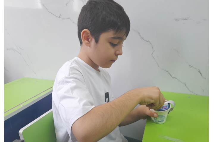 توزیع میان وعده بستنی برای تمامی کلاس ها 24