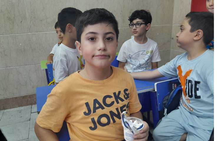 توزیع میان وعده بستنی برای تمامی کلاس ها 26