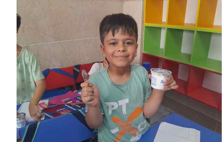 توزیع میان وعده بستنی برای تمامی کلاس ها 29