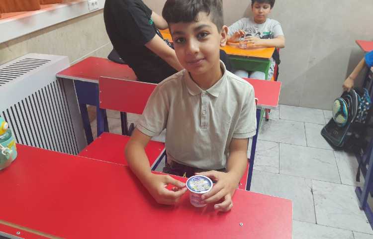 توزیع میان وعده بستنی برای تمامی کلاس ها 31