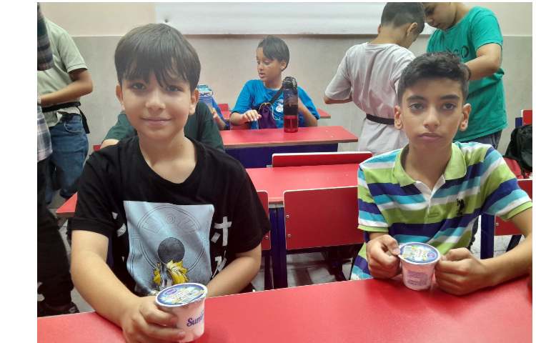 توزیع میان وعده بستنی برای تمامی کلاس ها 32