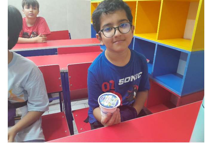 توزیع میان وعده بستنی برای تمامی کلاس ها 33