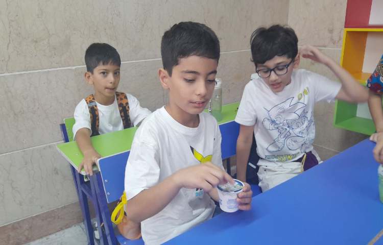 توزیع میان وعده بستنی برای تمامی کلاس ها 34