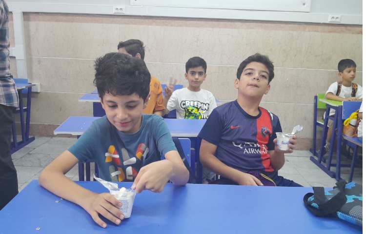 توزیع میان وعده بستنی برای تمامی کلاس ها 35