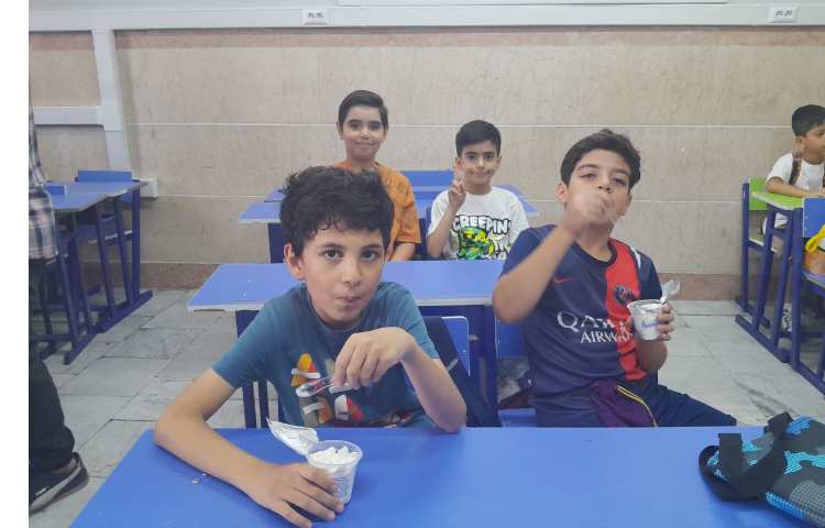 توزیع میان وعده بستنی برای تمامی کلاس ها 36