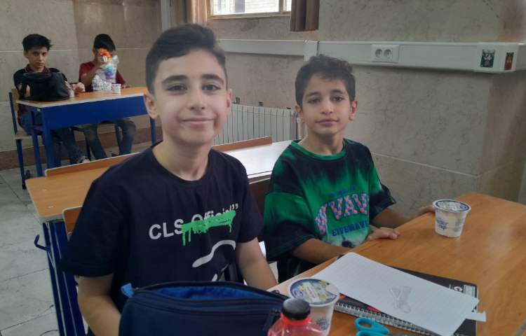 توزیع میان وعده بستنی برای تمامی کلاس ها 37