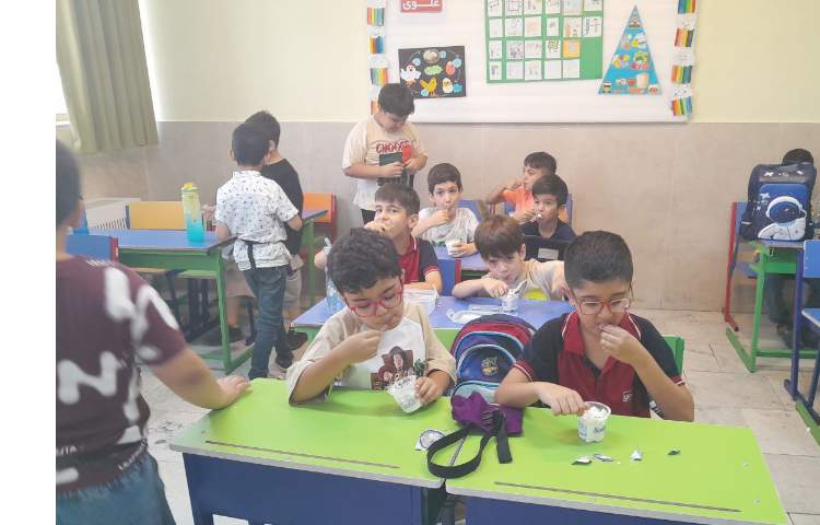 توزیع میان وعده بستنی برای تمامی کلاس ها 38