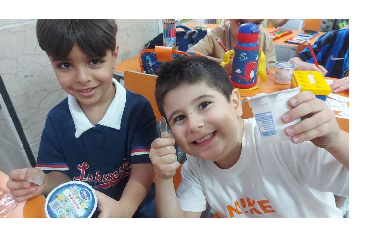 توزیع میان وعده بستنی برای تمامی کلاس ها 39