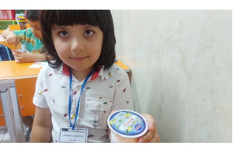 توزیع میان وعده بستنی برای تمامی کلاس ها 40