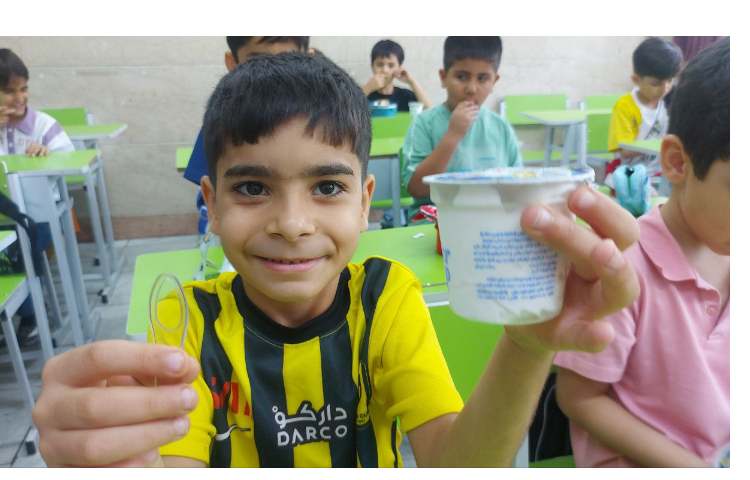 توزیع میان وعده بستنی برای تمامی کلاس ها 41