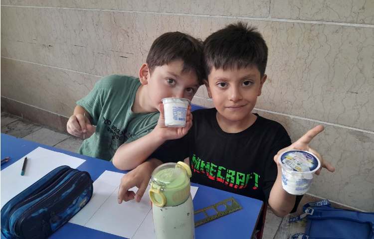 توزیع میان وعده بستنی برای تمامی کلاس ها 42