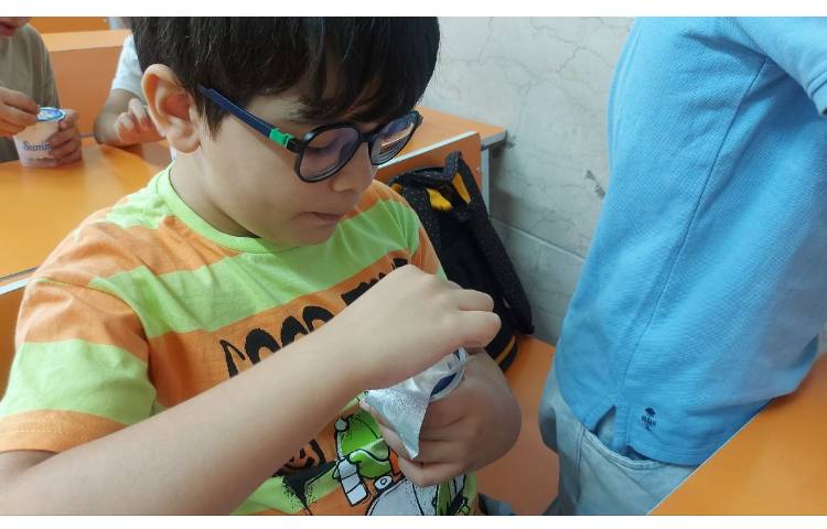 توزیع میان وعده بستنی برای تمامی کلاس ها 43