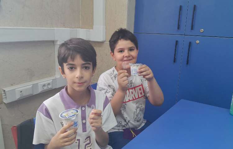 توزیع میان وعده بستنی برای تمامی کلاس ها 45