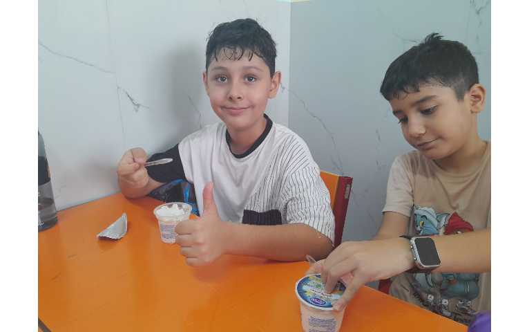 توزیع میان وعده بستنی برای تمامی کلاس ها 6