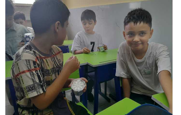 توزیع میان وعده بستنی برای تمامی کلاس ها 7