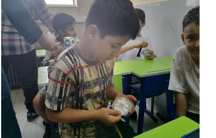 توزیع میان وعده بستنی برای تمامی کلاس ها 8