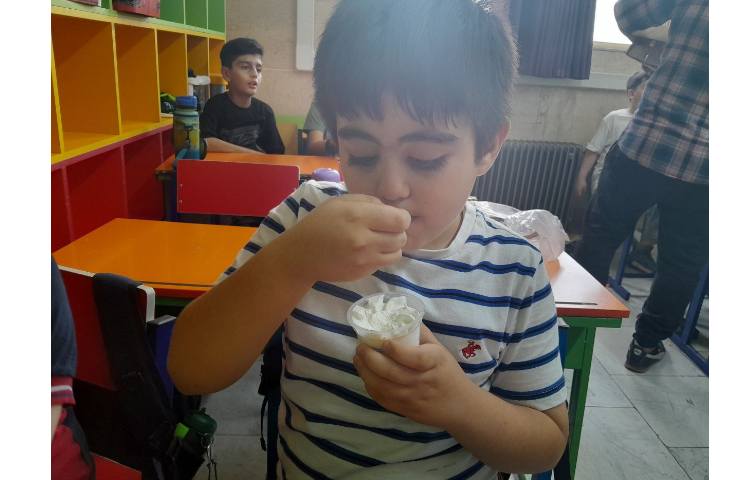 توزیع میان وعده بستنی برای تمامی کلاس ها 9