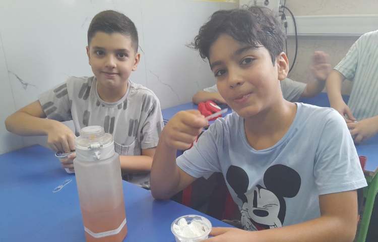 توزیع میان وعده بستنی برای تمامی کلاس ها