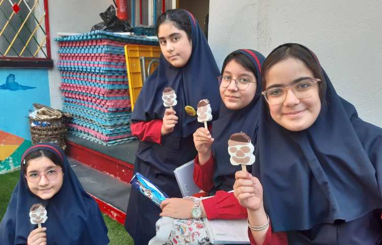 توزیع میان وعده بستنی در یک روز گرم بهاری 1