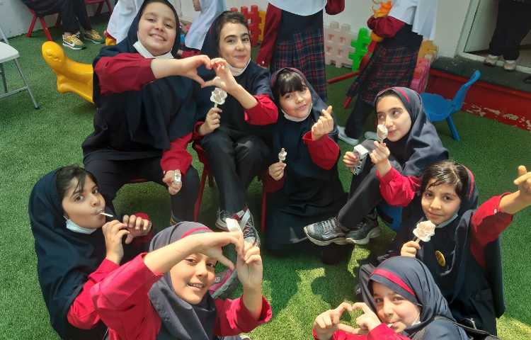 توزیع میان وعده بستنی در یک روز گرم بهاری 2