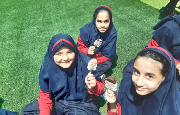 توزیع میان وعده بستنی در یک روز گرم بهاری 2