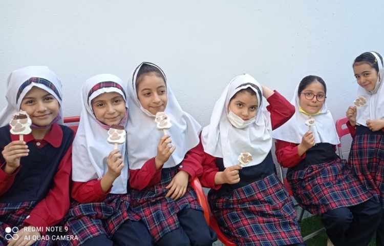 توزیع میان وعده بستنی در یک روز گرم بهاری 3