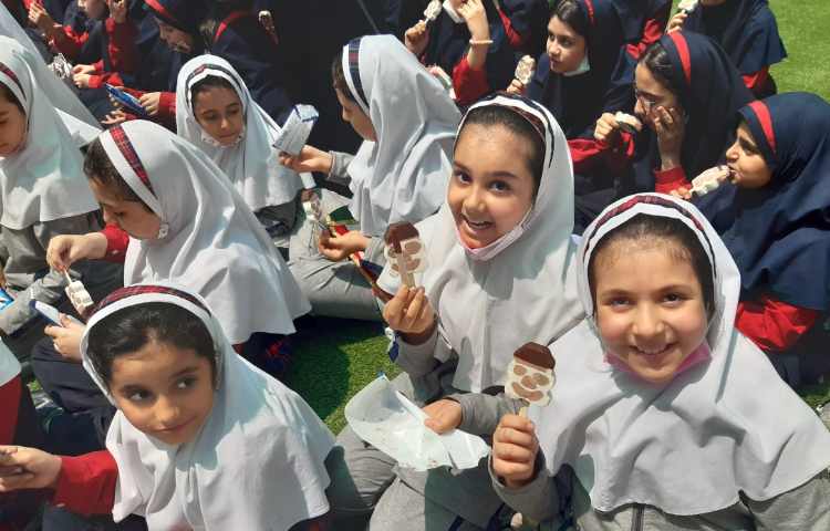 توزیع میان وعده بستنی در یک روز گرم بهاری 3