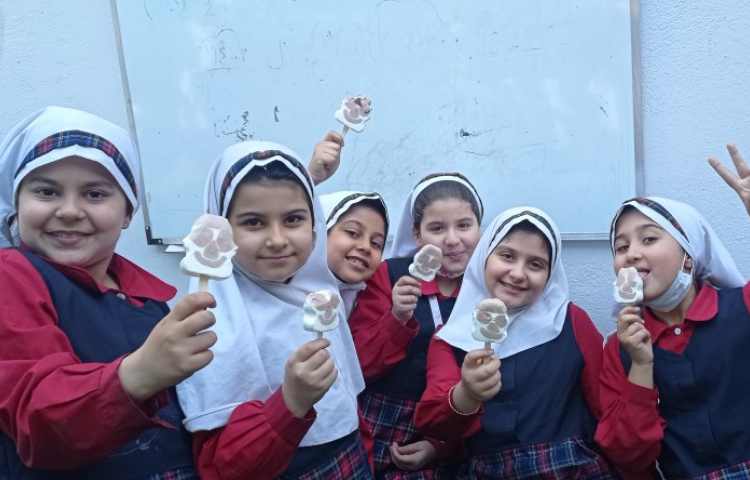 توزیع میان وعده بستنی در یک روز گرم بهاری 4