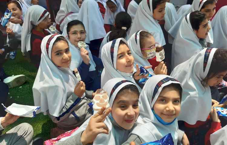 توزیع میان وعده بستنی در یک روز گرم بهاری 4