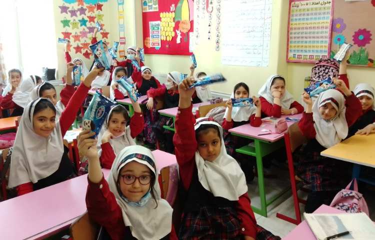 توزیع میان وعده بستنی در یک روز گرم بهاری 6