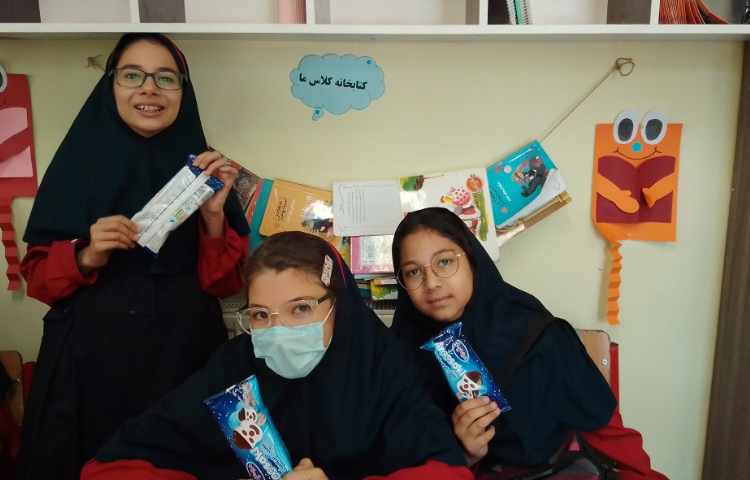 توزیع میان وعده بستنی در یک روز گرم بهاری 7