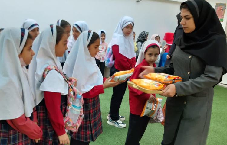 توزیع میان وعده در روز اردو 3