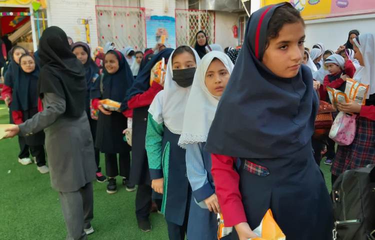 توزیع میان وعده در روز اردو 4