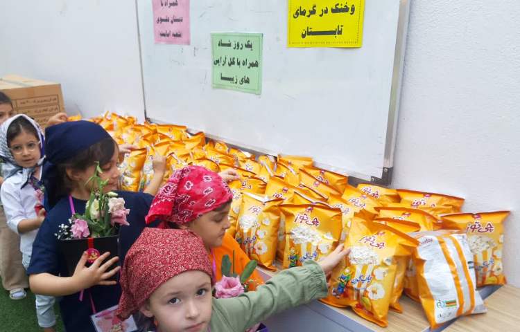 توزیع میان وعده در روز اردو 5