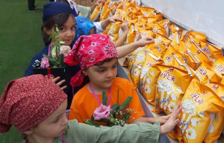 توزیع میان وعده در روز اردو 6