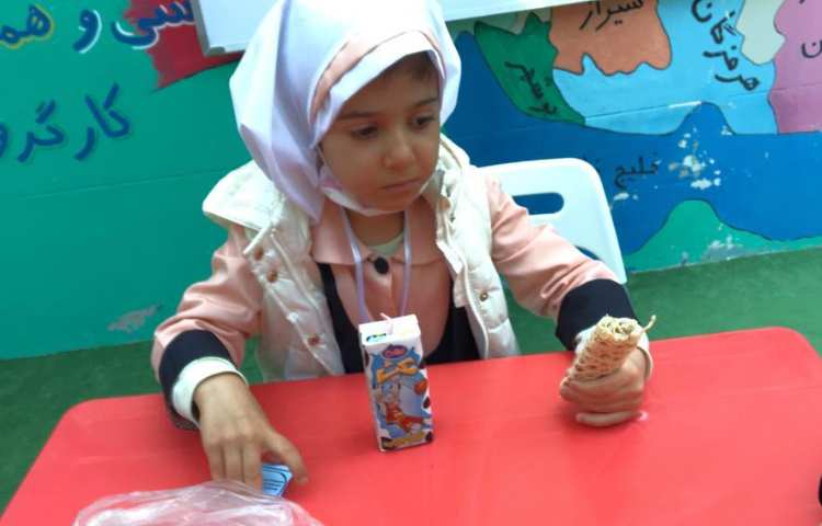 توزیع میان وعده سالم به دانش آموزان 3