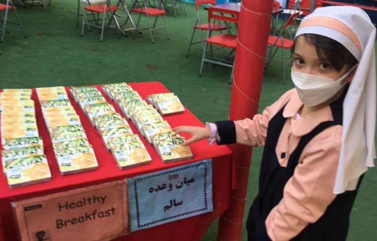 توزیع میان وعده سالم بین دانش اموزان 2