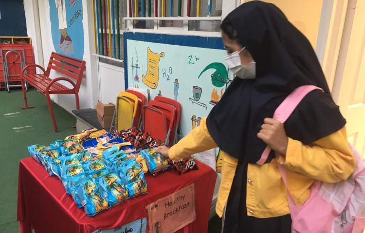 توزیع میان وعده سالم میان دانش آموزان 1