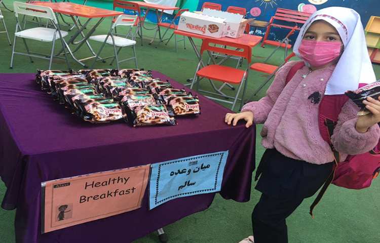 توزیع میان وعده سالم میان دانش آموزان 2