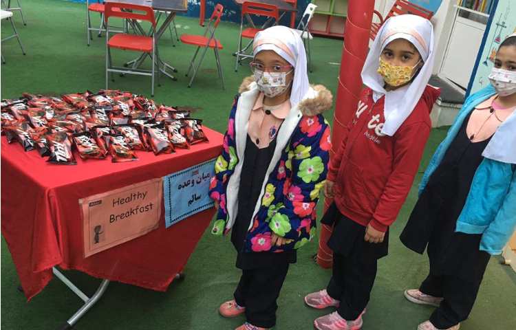 توزیع میان وعده سالم میان دانش اموزان 2
