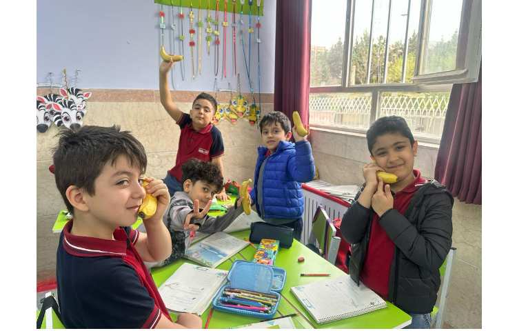 توزیع میان وعده و نهار برای کلیه کلاس ها 1