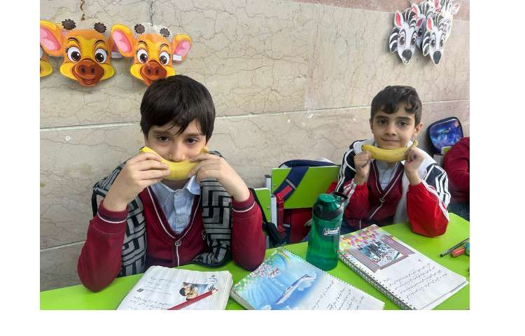 توزیع میان وعده و نهار برای کلیه کلاس ها 4