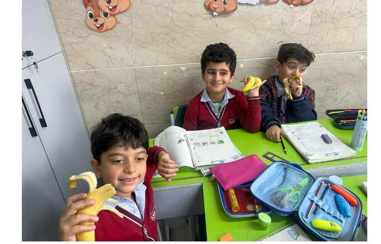 توزیع میان وعده و نهار برای کلیه کلاس ها 5