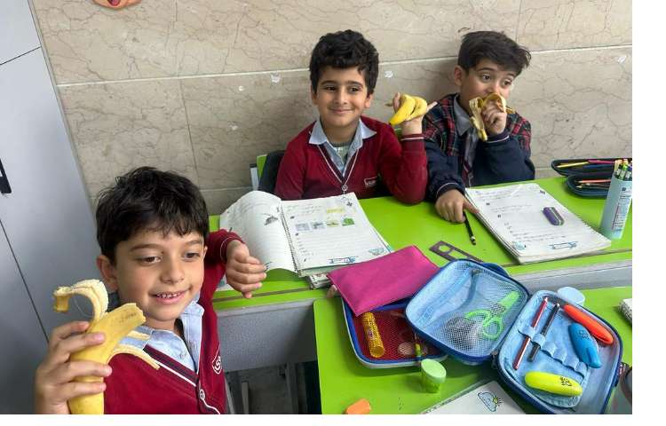 توزیع میان وعده و نهار برای کلیه کلاس ها 6